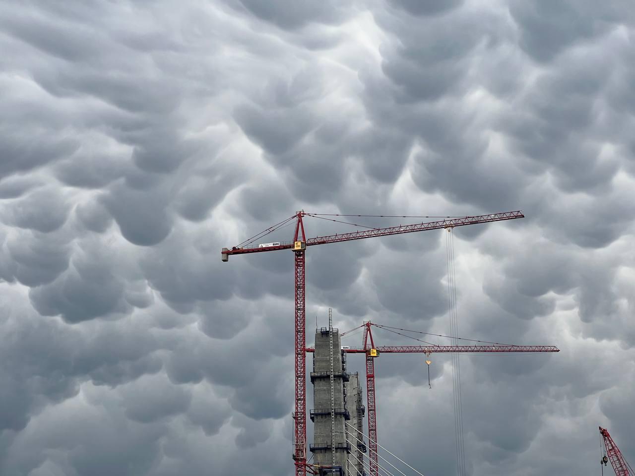 Фото Жители Новосибирска засняли над городом тропические вымеобразные облака 2